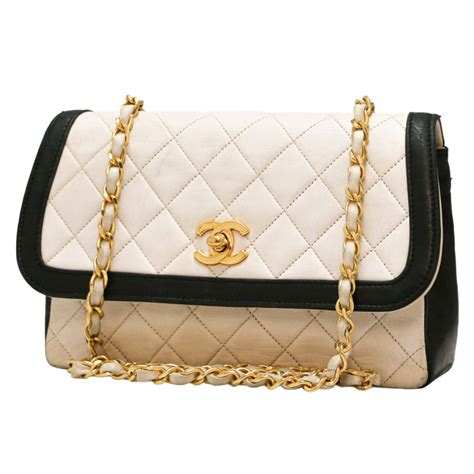 sac a main chanel blanc et noir|Chanel bags Canada holt renfrew.